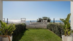 Beautiful house for sale in front of the sea. A first line of Estepona, very desirable. Don't let it escape.