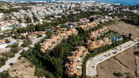Apartamento de Lujo Renovado con Vistas al Mar en Nueva Andalucía, Marbella.