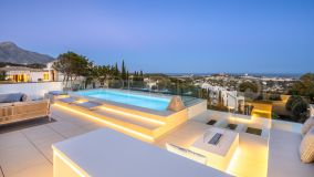 Villa contemporánea en La Quinta con impresionantes vistas al mar