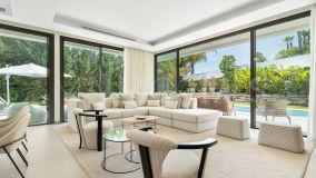 Villa for sale in La Cerquilla, Nueva Andalucia