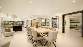 Villa for sale in La Cerquilla, Nueva Andalucia