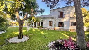 Villa for sale in El Paraiso Playa, Estepona Öst