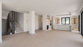 Villa for sale in La Resina Golf, Estepona East
