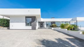 Villa de 2 plantas orientada al sur en Punta Chullera construida en altas calidades con vistas al mar, Gibraltar y África en la distancia.