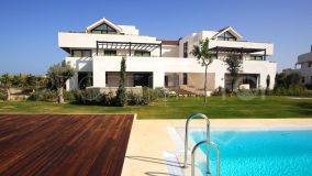 Fabuloso y elegante apartamento en Hacienda de Valderrama con piscina comunitaria, jardines, lago y vistas al Campo de Golf de Valderrama y el mar y Gibraltar en la distancia.