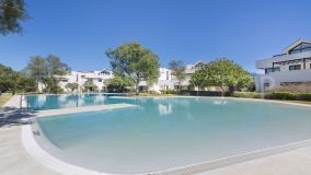 Fabuloso y elegante ático dúplex en Hacienda de Valderrama con piscina comunitaria, jardines, lago y vistas al Campo de Golf de Valderrama y el mar y Gibraltar en la distancia.