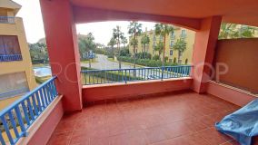 South-east facing second floor 3 bedroom apartment in Guadalmarina with communal pool.