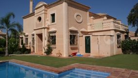 Fabulosa casa pareada en una parcela elevada con orientación suroeste y piscina privada