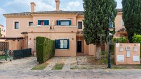 Casa adosada en El Casar Floresta con piscina comunitaria, calefacción por radiadores y muy cerca de Galerías Paniagua.