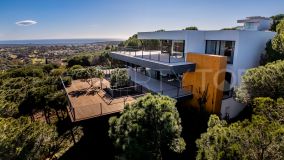 Stunning modern villa recently completed with panoramic views to the sea and golf in Sotogrande Alto.