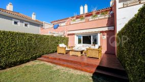 Casa adosada con jardin en El Campanario, Estepona