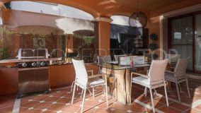 Se vende villa pareada en La Alzambra con 6 dormitorios