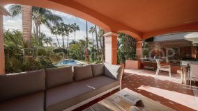 Se vende villa pareada en La Alzambra con 6 dormitorios