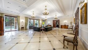 Mansion for sale in Guadalmina Baja with 6 bedrooms