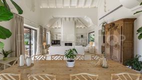 Se vende villa con 6 dormitorios en Lomas de Puente Romano