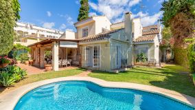 Fantastic villa a few meters from the beach with a lot of potential and possibilities for renovation, in Casablanca, Marbella Golden Mile