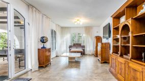 Comprar villa con 4 dormitorios en Guadalobon