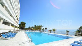 Fantástico apartamento en primera línea de playa en la exclusiva urbanización Marina Mariola, Marbella Centro