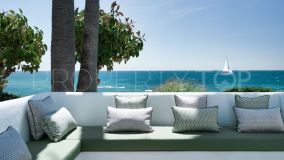 Espectacular y lujoso apartamento en primera linea de playa en la zona más exclusiva de Marbella, Puente Romano