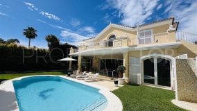 Fantástica villa junto a la playa en la exclusiva urbanización de Casablanca, Milla de Oro de Marbella