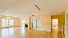House for sale in Los Naranjos, Nueva Andalucia