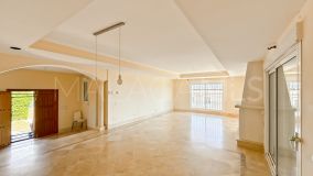 House for sale in Los Naranjos, Nueva Andalucia