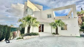 Villa for sale in El Herrojo, Benahavis