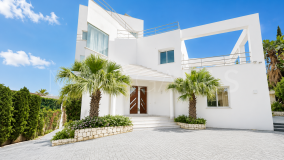 Villa for sale in El Herrojo, Benahavis