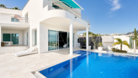 Villa for sale in El Herrojo, Benahavis