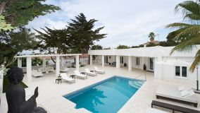 Unique modern 4 bedroom beachside villa in Marbesa