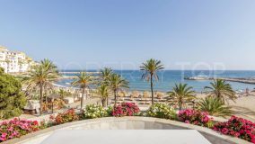 Luxurious frontline beach property in Gray D'Albion in Puerto Banus