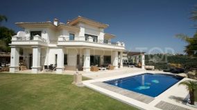 Luxury frontline golf villa in Los Arqueros, Benahavis