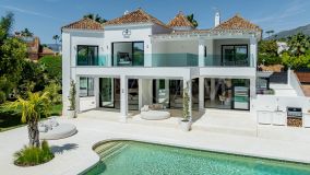 Villa for sale in Parcelas del Golf, Nueva Andalucia