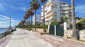 Beachside apartment for sale in Marbella