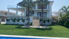 Modern frontline golf villa for sale in Los Flamingos