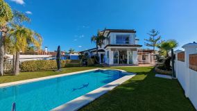 Villa en venta en Las Chapas, Marbella Este