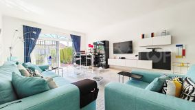 Adosada luminosa y espaciosa en venta en El Paraiso, Estepona