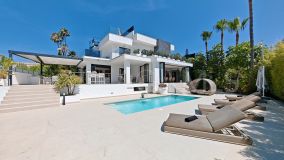 Villa for sale in El Rosario, Marbella Est