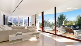 Villa for sale in Los Naranjos, Nueva Andalucia