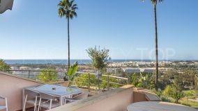 Extraordinario apartamento con vistas al mar muy reformado, en Magna Marbella