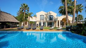 Spectacular villa with a classic Spanish touch in its interior decoration and an immense garden that surrounds it, also on the first line of golf.