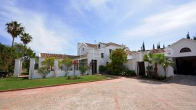For sale villa with 6 bedrooms in Guadalmina Baja