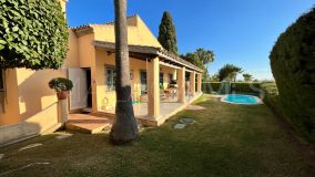 Villa en venta en El Capricho, Marbella Golden Mile