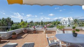 Apartment with sea and golf views in Guadalmina Alta