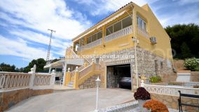 Very well maintained villa with heated pool in la Coveta Fuma a stones throw from the beach