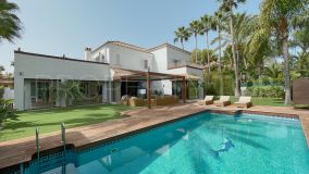 Preciosa villa de lujo de estilo andaluz en Las Mimosas, Puerto Banús, Marbella