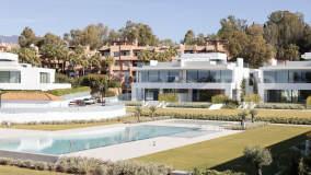 Lujosa villa de cuatro dormitorios en venta en la prestigiosa Milla de Oro de Marbella