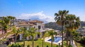 Lujosa Villa con Vistas Panoramicas al Mar y al Golf, Ideal para los Amantes del Golf en Los Arqueros- Benahavis