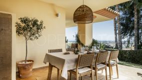 Exclusivo apartamento en Planta Baja con Vistas al Mar cerca de los mejores campos de Golf en Nueva Andalucía, Marbella