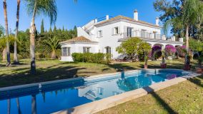 Elegante Villa Andaluza con Jardín Tropical y Piscina, Guadalmina Baja